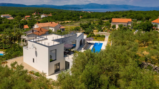 Smještena na mirnom mjestu na otoku Krku, Luxury Villa Subventus Krk